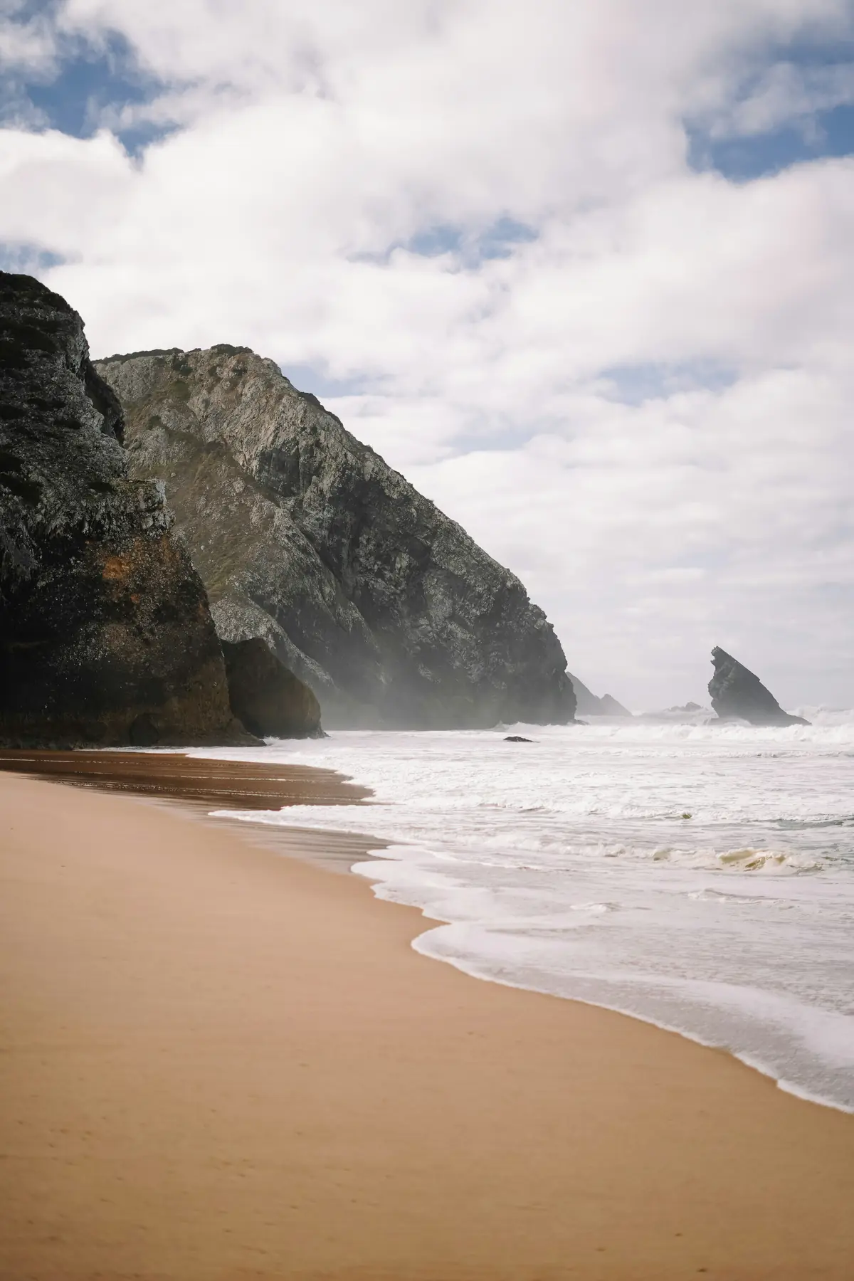 Der Strand von Adraga mit heller Brandung