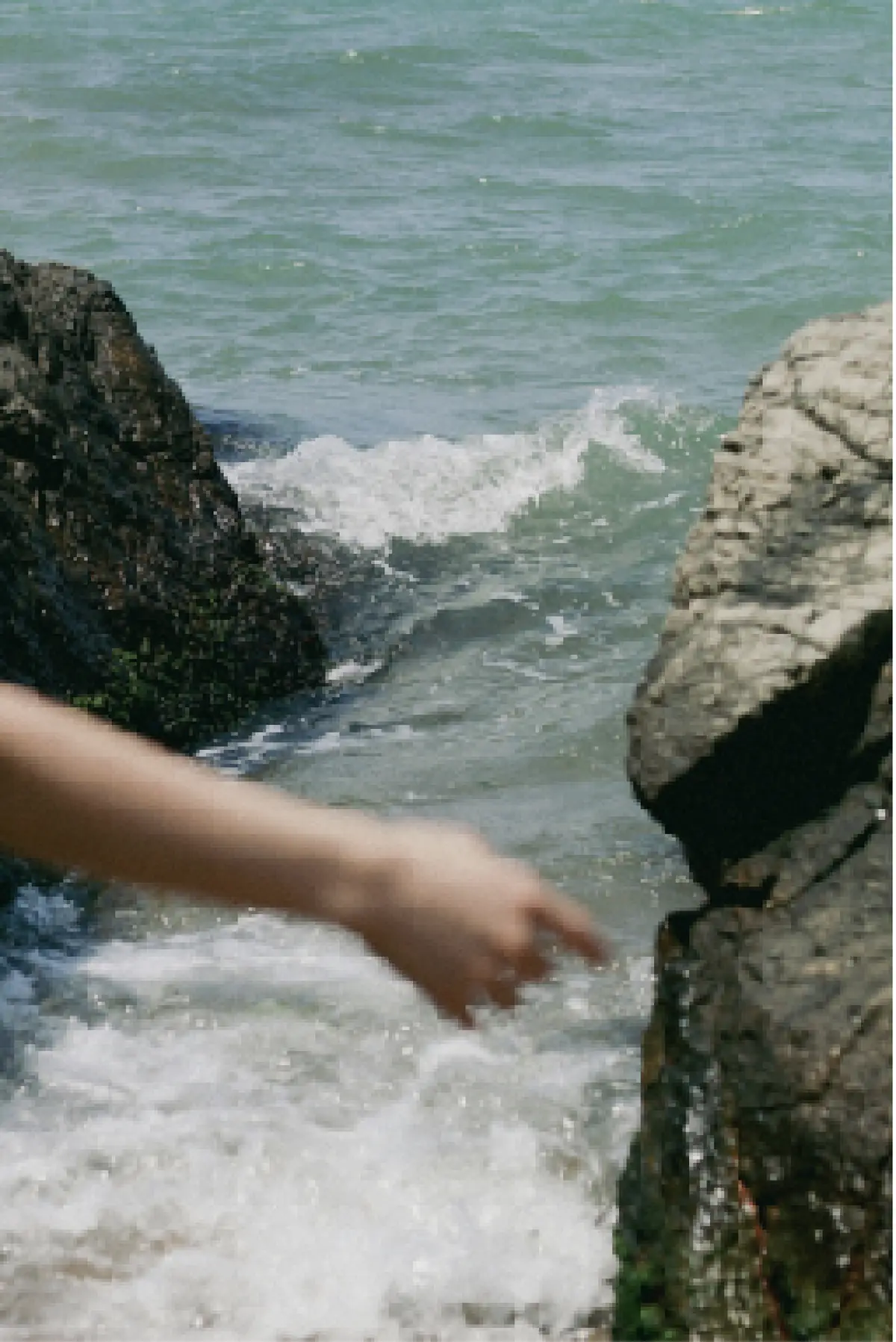 Hand über dem Wasser