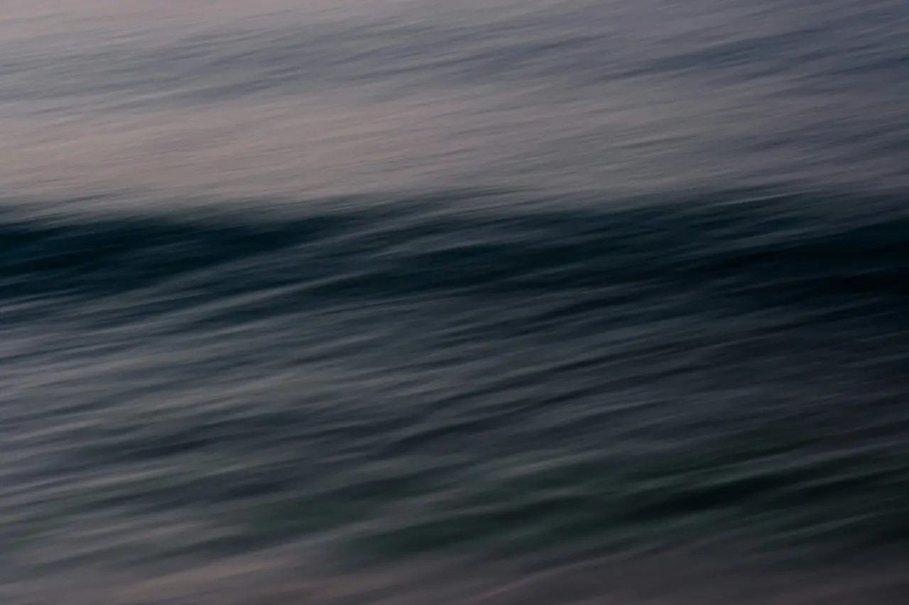 Dunkles Wasser des Atlantiks in der Abenddämmerung